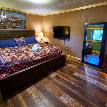 Steps From Downtown Pigeon Forge Parkway + Private Hottub And Firepit - Wifi - Firefly Bungalows 외부 사진