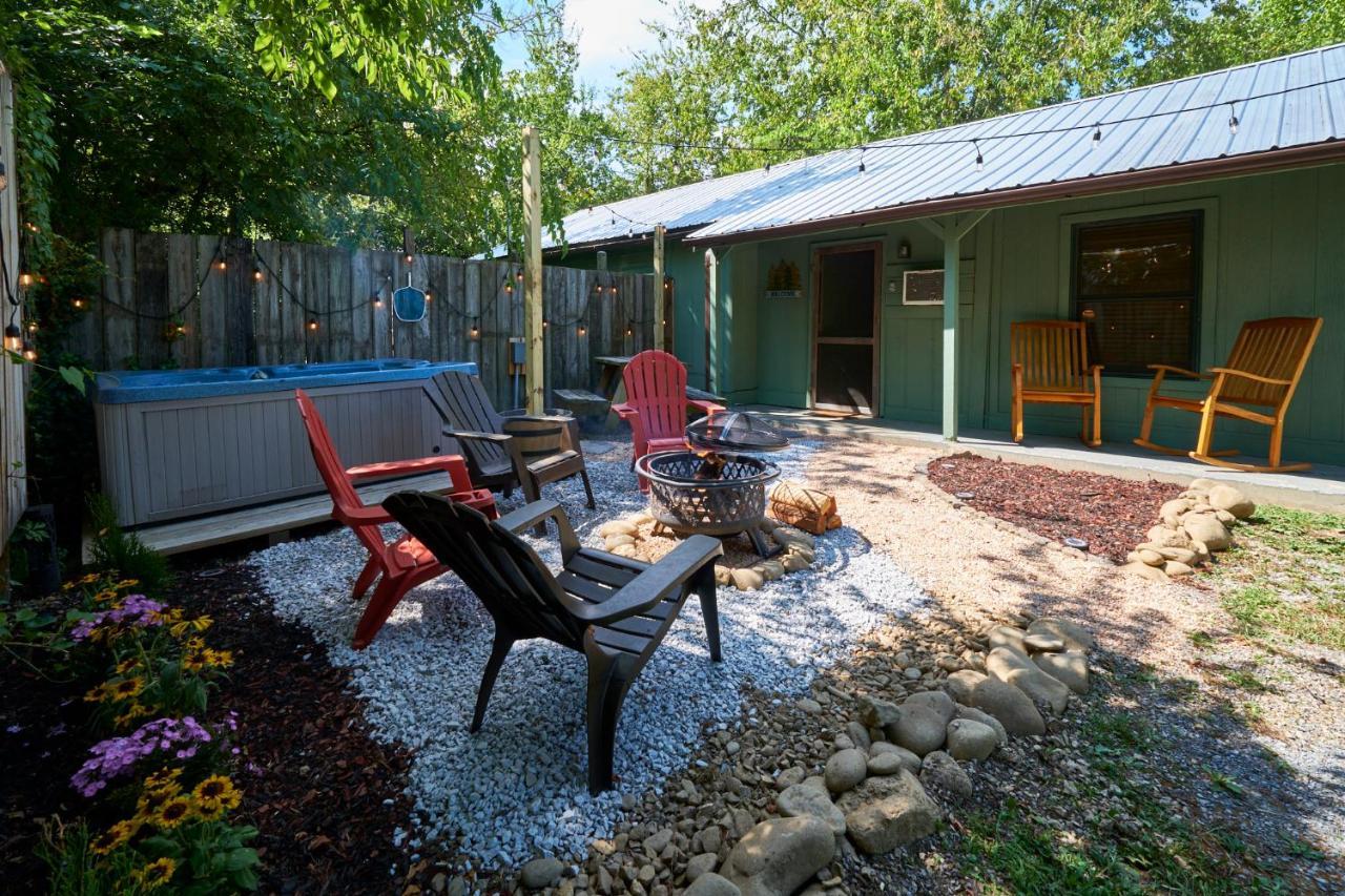 Steps From Downtown Pigeon Forge Parkway + Private Hottub And Firepit - Wifi - Firefly Bungalows 외부 사진