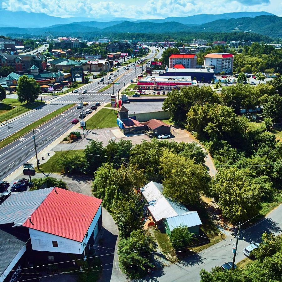 Steps From Downtown Pigeon Forge Parkway + Private Hottub And Firepit - Wifi - Firefly Bungalows 외부 사진
