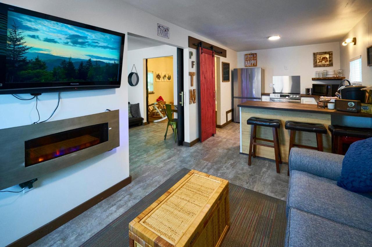 Steps From Downtown Pigeon Forge Parkway + Private Hottub And Firepit - Wifi - Firefly Bungalows 외부 사진