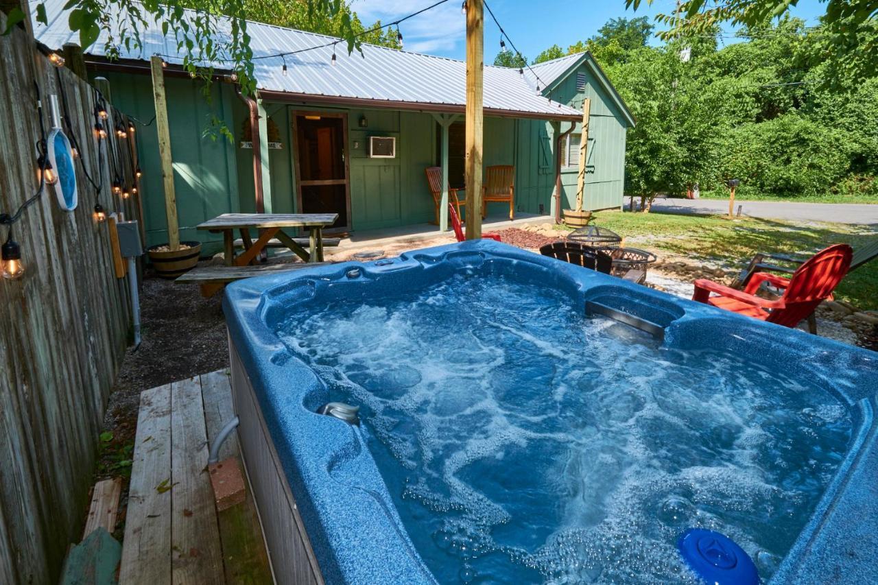 Steps From Downtown Pigeon Forge Parkway + Private Hottub And Firepit - Wifi - Firefly Bungalows 외부 사진