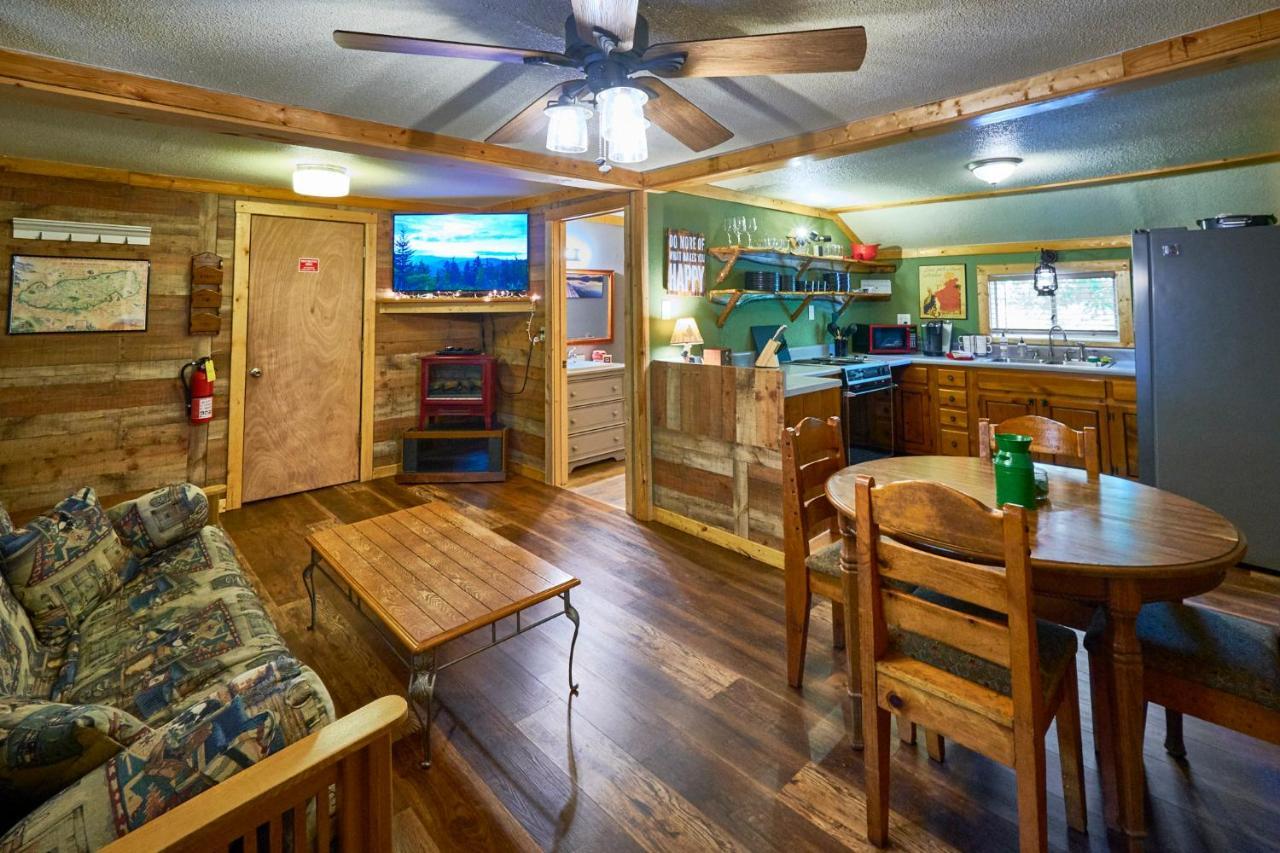 Steps From Downtown Pigeon Forge Parkway + Private Hottub And Firepit - Wifi - Firefly Bungalows 외부 사진