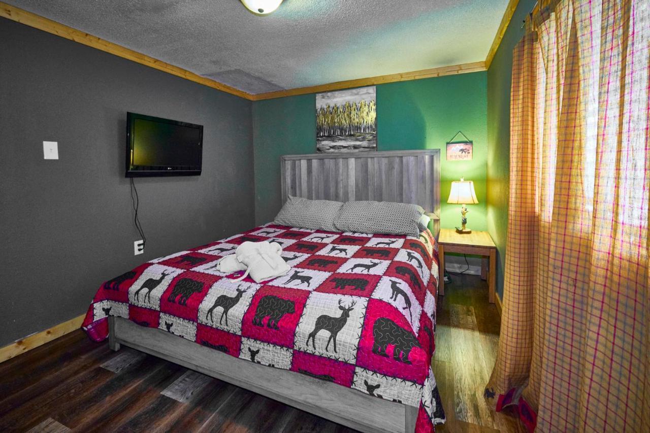 Steps From Downtown Pigeon Forge Parkway + Private Hottub And Firepit - Wifi - Firefly Bungalows 외부 사진