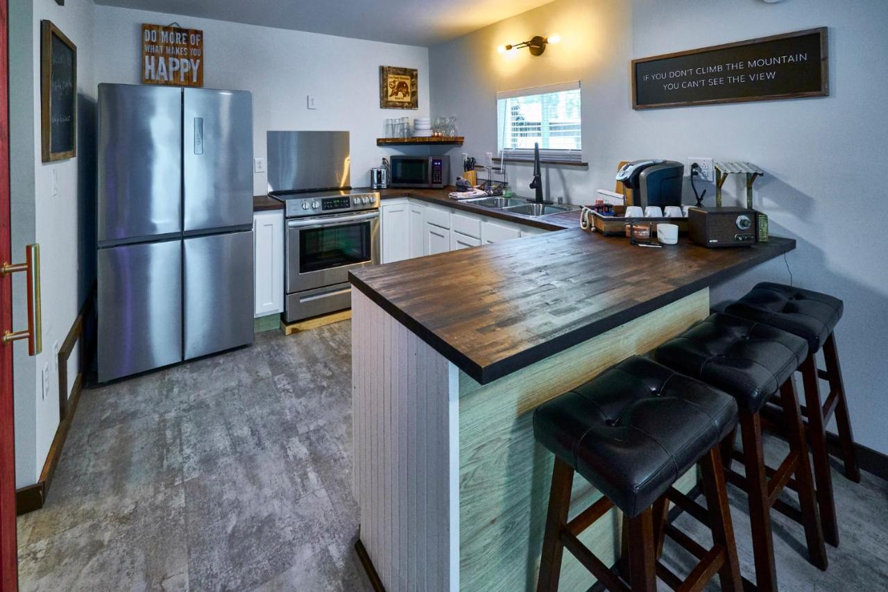 Steps From Downtown Pigeon Forge Parkway + Private Hottub And Firepit - Wifi - Firefly Bungalows 외부 사진