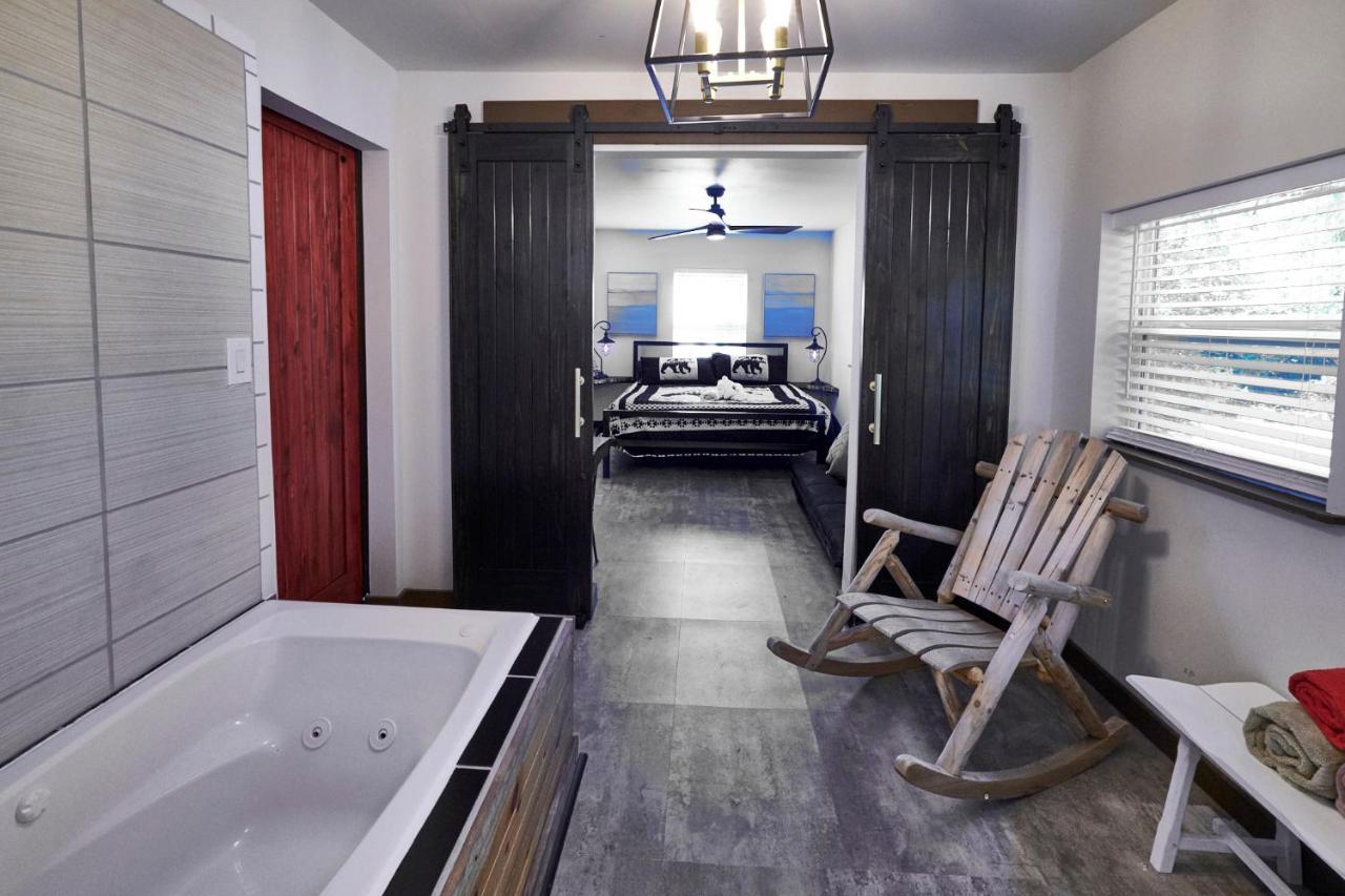 Steps From Downtown Pigeon Forge Parkway + Private Hottub And Firepit - Wifi - Firefly Bungalows 외부 사진