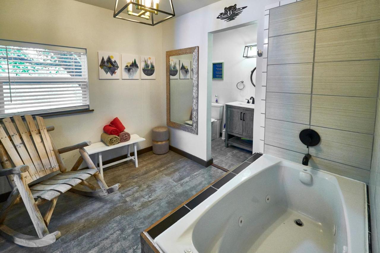 Steps From Downtown Pigeon Forge Parkway + Private Hottub And Firepit - Wifi - Firefly Bungalows 외부 사진