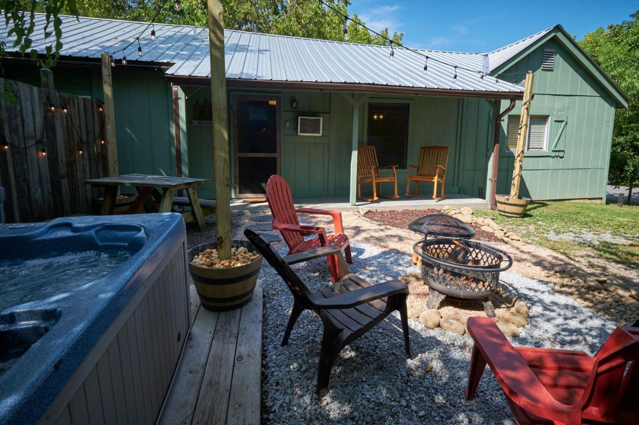 Steps From Downtown Pigeon Forge Parkway + Private Hottub And Firepit - Wifi - Firefly Bungalows 외부 사진