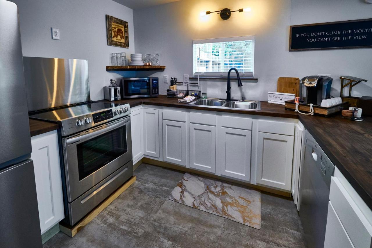 Steps From Downtown Pigeon Forge Parkway + Private Hottub And Firepit - Wifi - Firefly Bungalows 외부 사진