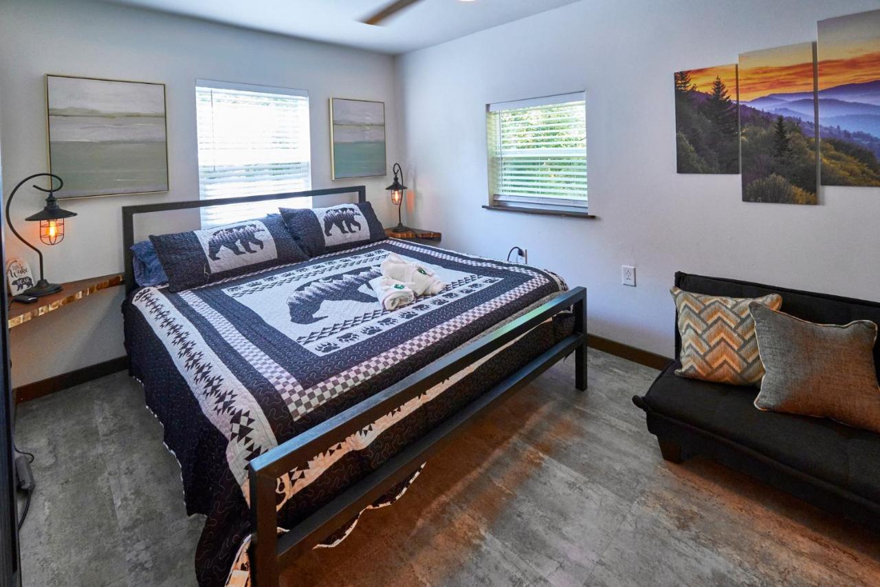 Steps From Downtown Pigeon Forge Parkway + Private Hottub And Firepit - Wifi - Firefly Bungalows 외부 사진