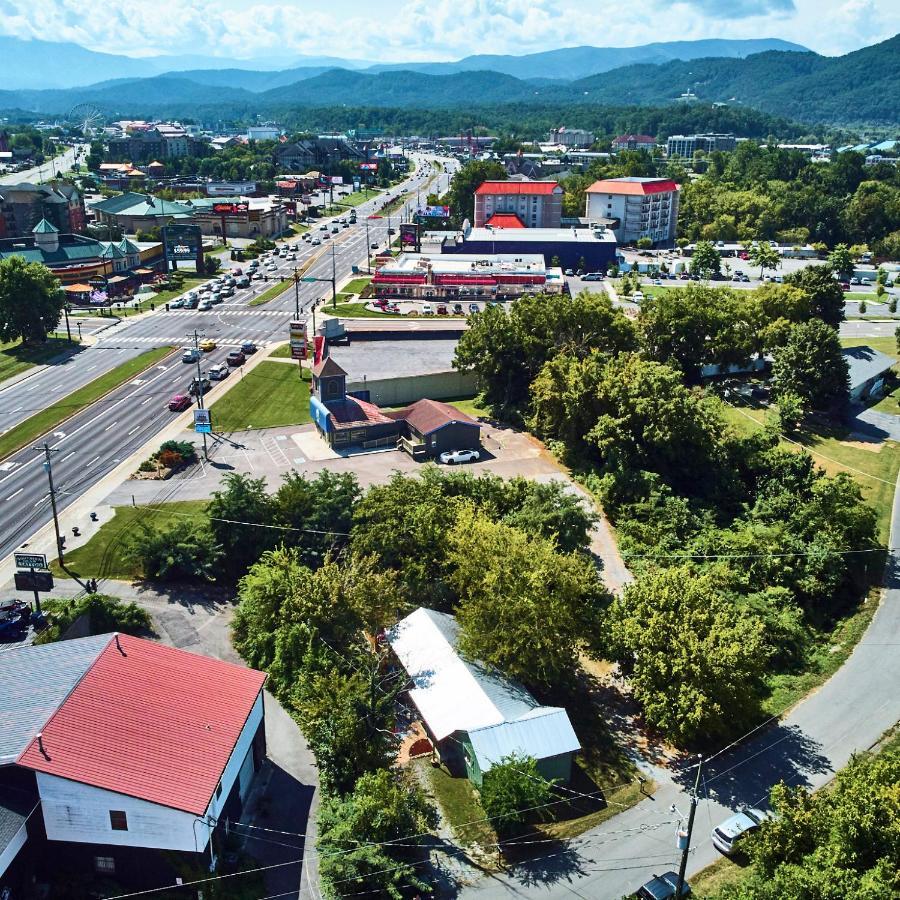 Steps From Downtown Pigeon Forge Parkway + Private Hottub And Firepit - Wifi - Firefly Bungalows 외부 사진