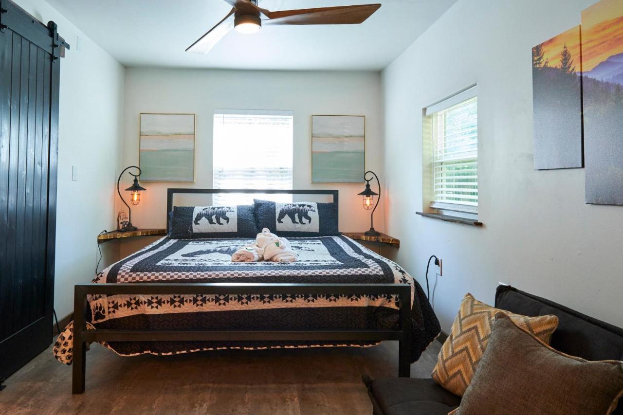 Steps From Downtown Pigeon Forge Parkway + Private Hottub And Firepit - Wifi - Firefly Bungalows 외부 사진