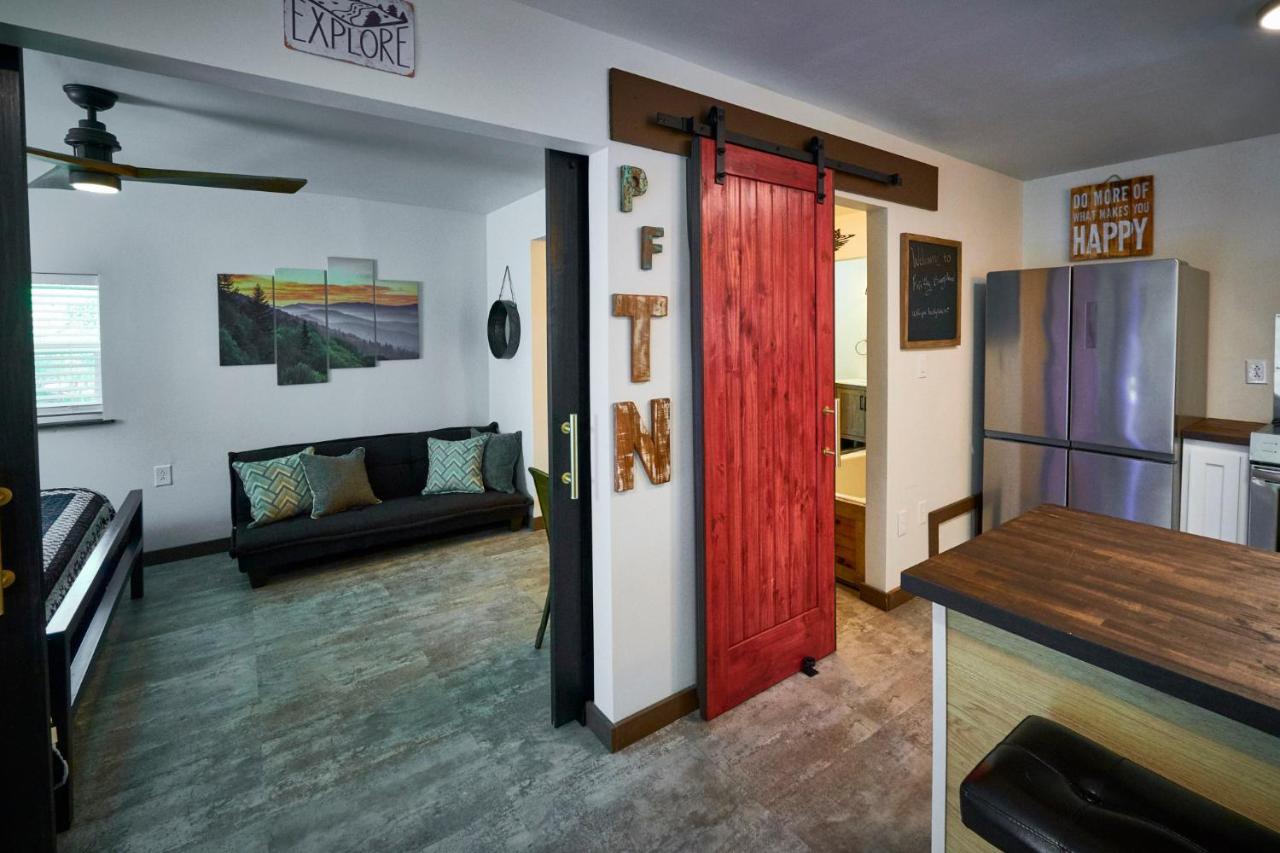 Steps From Downtown Pigeon Forge Parkway + Private Hottub And Firepit - Wifi - Firefly Bungalows 외부 사진