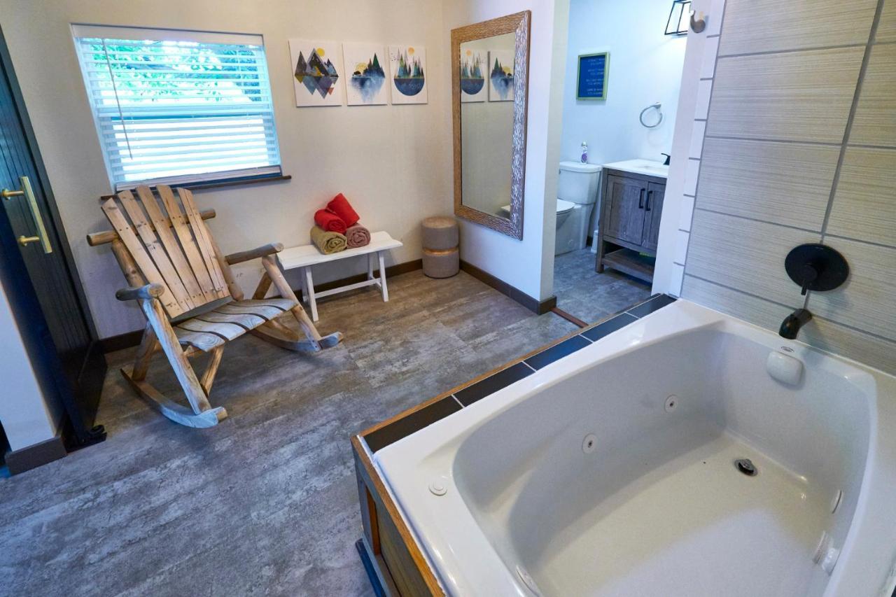 Steps From Downtown Pigeon Forge Parkway + Private Hottub And Firepit - Wifi - Firefly Bungalows 외부 사진
