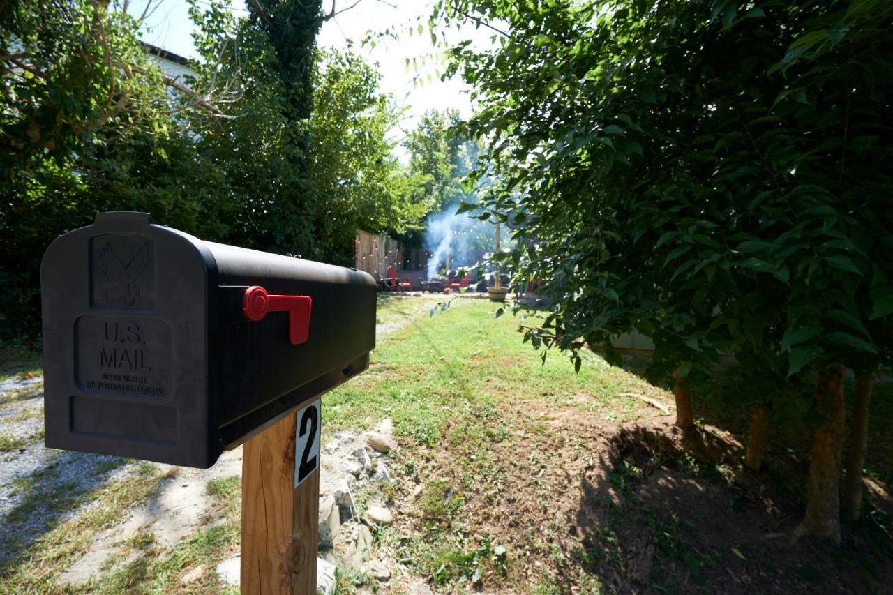 Steps From Downtown Pigeon Forge Parkway + Private Hottub And Firepit - Wifi - Firefly Bungalows 외부 사진