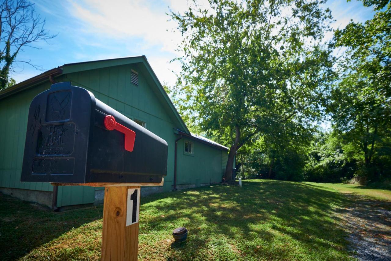 Steps From Downtown Pigeon Forge Parkway + Private Hottub And Firepit - Wifi - Firefly Bungalows 외부 사진