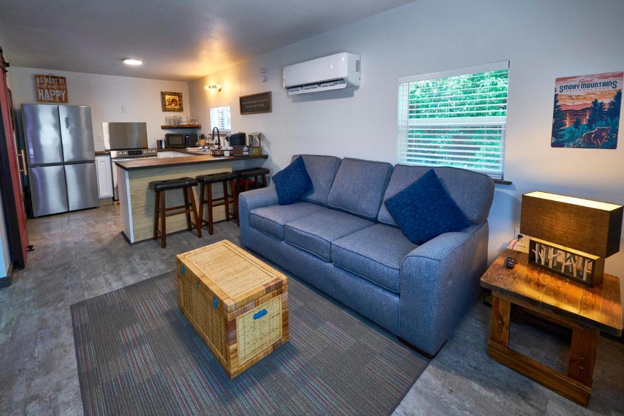 Steps From Downtown Pigeon Forge Parkway + Private Hottub And Firepit - Wifi - Firefly Bungalows 외부 사진