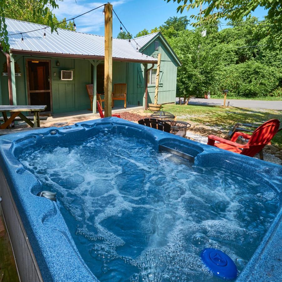 Steps From Downtown Pigeon Forge Parkway + Private Hottub And Firepit - Wifi - Firefly Bungalows 외부 사진