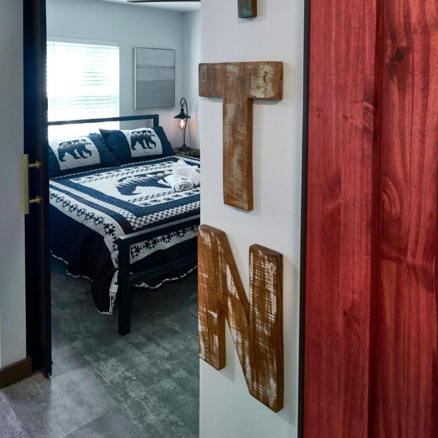 Steps From Downtown Pigeon Forge Parkway + Private Hottub And Firepit - Wifi - Firefly Bungalows 외부 사진