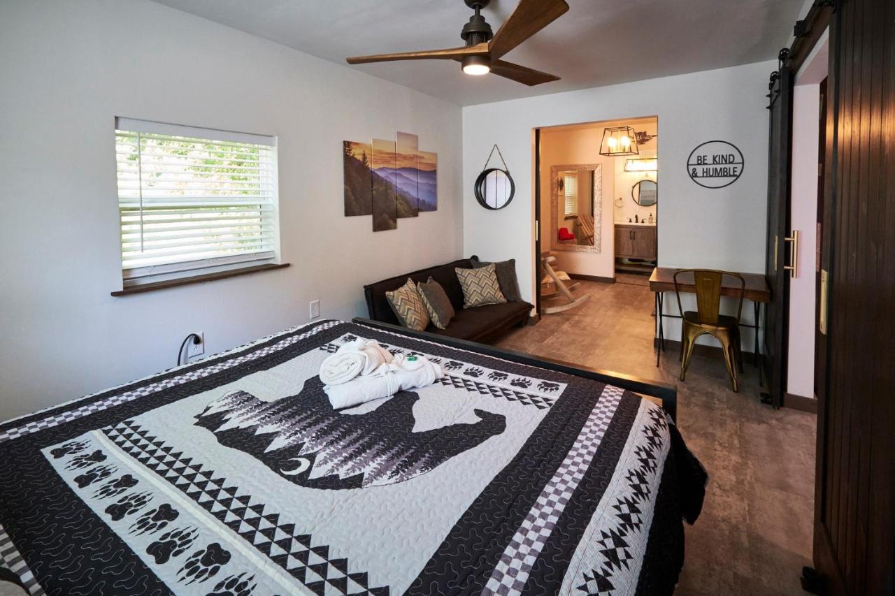 Steps From Downtown Pigeon Forge Parkway + Private Hottub And Firepit - Wifi - Firefly Bungalows 외부 사진