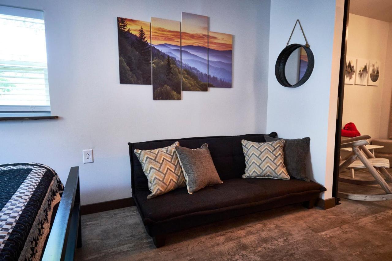 Steps From Downtown Pigeon Forge Parkway + Private Hottub And Firepit - Wifi - Firefly Bungalows 외부 사진