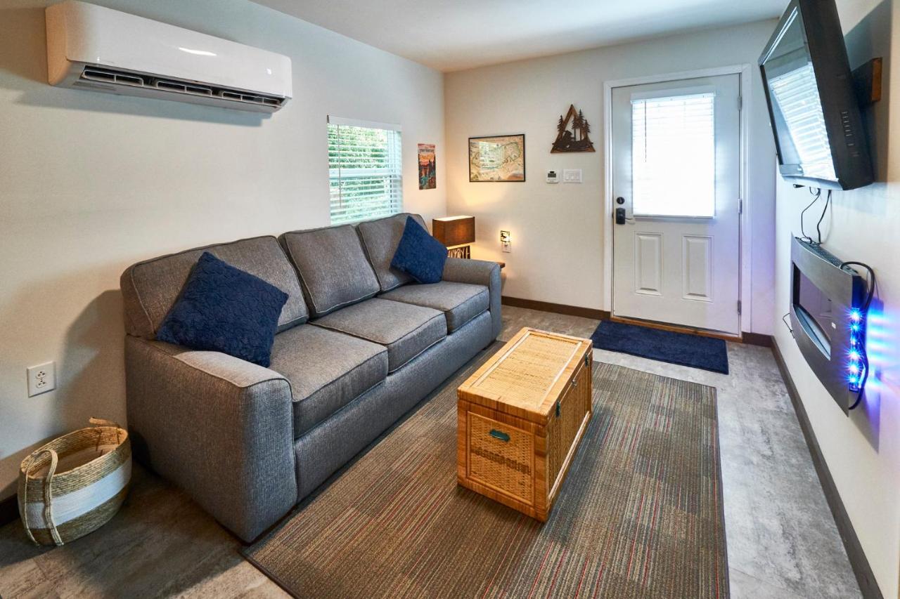 Steps From Downtown Pigeon Forge Parkway + Private Hottub And Firepit - Wifi - Firefly Bungalows 외부 사진