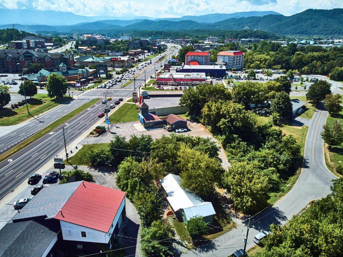 Steps From Downtown Pigeon Forge Parkway + Private Hottub And Firepit - Wifi - Firefly Bungalows 외부 사진