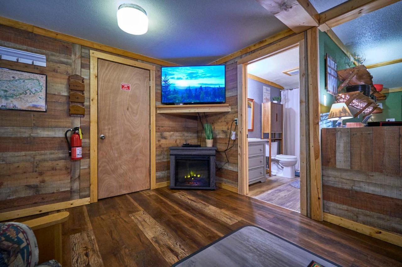 Steps From Downtown Pigeon Forge Parkway + Private Hottub And Firepit - Wifi - Firefly Bungalows 외부 사진