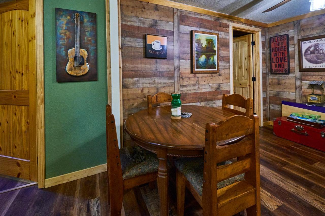 Steps From Downtown Pigeon Forge Parkway + Private Hottub And Firepit - Wifi - Firefly Bungalows 외부 사진