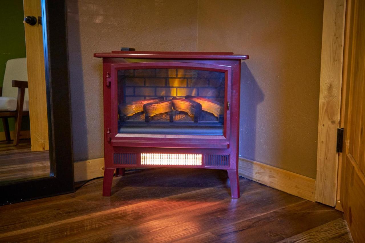 Steps From Downtown Pigeon Forge Parkway + Private Hottub And Firepit - Wifi - Firefly Bungalows 외부 사진