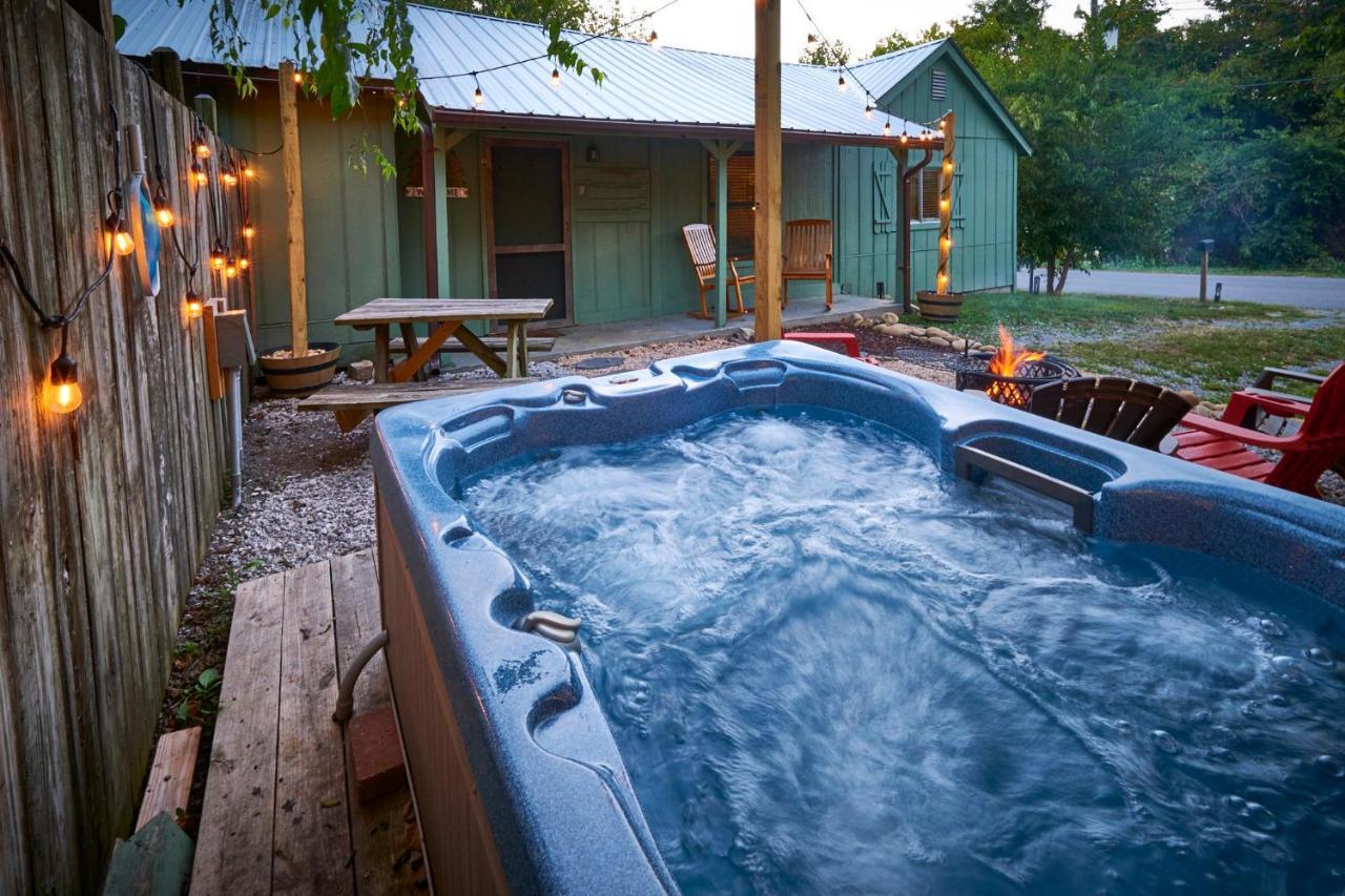 Steps From Downtown Pigeon Forge Parkway + Private Hottub And Firepit - Wifi - Firefly Bungalows 외부 사진
