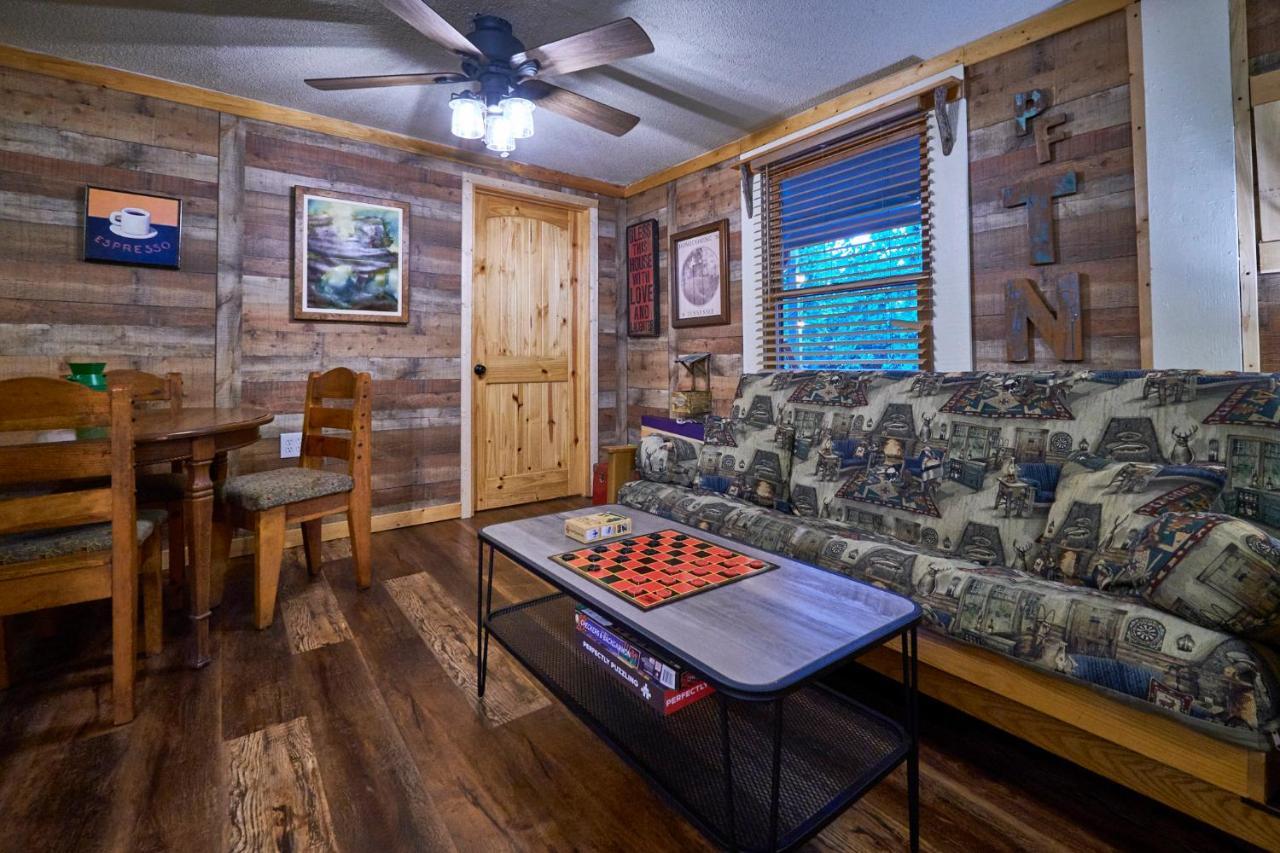 Steps From Downtown Pigeon Forge Parkway + Private Hottub And Firepit - Wifi - Firefly Bungalows 외부 사진