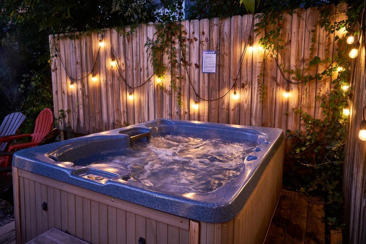 Steps From Downtown Pigeon Forge Parkway + Private Hottub And Firepit - Wifi - Firefly Bungalows 외부 사진
