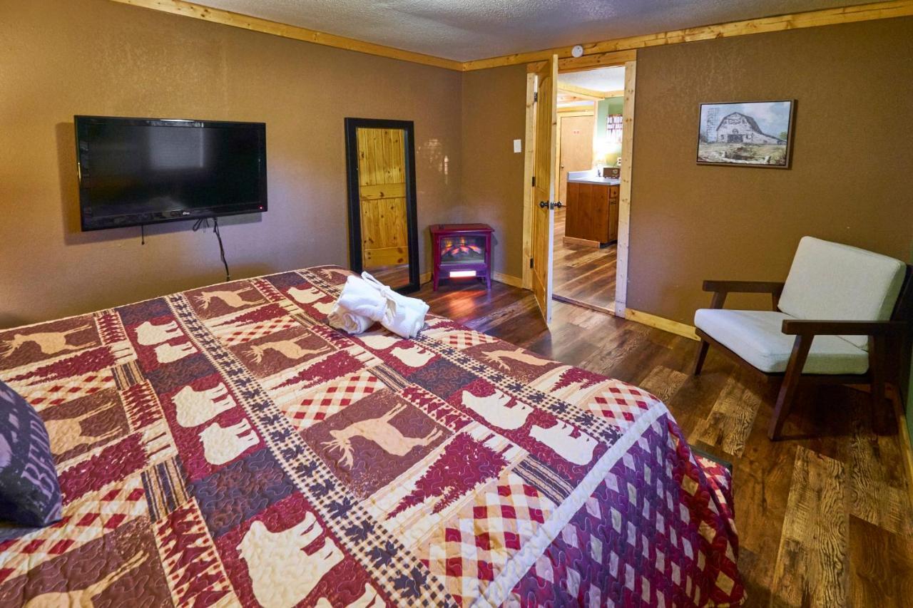 Steps From Downtown Pigeon Forge Parkway + Private Hottub And Firepit - Wifi - Firefly Bungalows 외부 사진